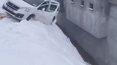 Siirt’te buzlu yolda facianın eşiğinden dönüldü… Araç duvarda asılı kaldı!