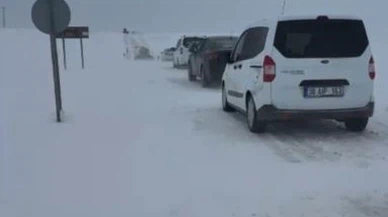 Sivas’ta tipi kabusu... Araçlar yolda kaldı, sürücüler saatlerce mahsur kaldı!