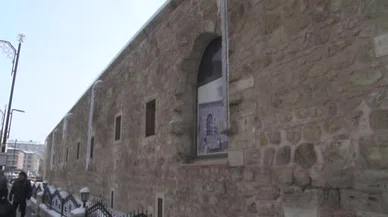 Sivas’ta kış sert yüzünü gösterdi... Tarihi handa 4 metreyi bulan buz sarkıtları oluştu!