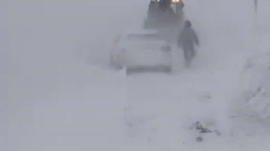 Sivas’ta kar yağdı, geçitler kapandı... Araçlar mahsur, ekipler zamanla yarışta!