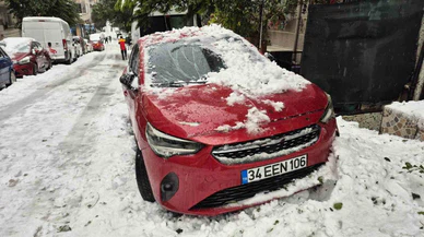 Sultangazi’de çatıdan kar koptu... Otomobilin üzerine düştü, maddi zarar büyük!
