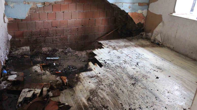 Tahtalar tutuştu... Aydın'da metruk binadan dumanlar yükseldi!