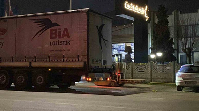 Alın teri betonla buluştu... TIR dorsesinden metrelerce yere savruldu!