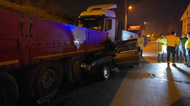 Aşırı hız, aşırı alkol, sıfır şans... Araba TIR'a kurşun gibi saplandı!