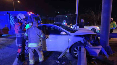 Ümraniye’de makas şovu pahalıya patladı! Alkollü sürücü bariyerlere ok gibi saplandı...
