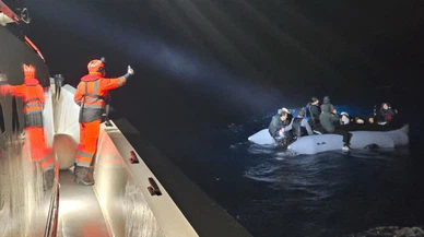 Urla açıklarında umuda yolculuk kabusa döndü! Sahil güvenlik 24 hayata can simidi oldu...