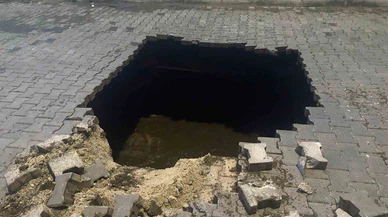 Asfalt yarıldı, geçmiş gün yüzüne çıktı: Çöken yolda insan kemikleri bulundu!