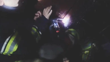 Diyarbakır'da eski toprak ev alevlere teslim oldu: O anlar kask kamerasında!