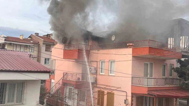 Çatı katında korku filmi gibi anlar! Alevler evi sardı, umut son anda yetişti...