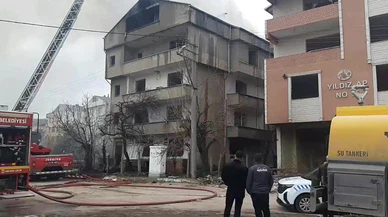 Kocaeli’de yıkımda alev kabusu... Çatı tutuştu, facia itfaiye sayesinde önlendi!