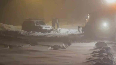 Elazığ’da beyaz kabus... Otomobil kara gömüldü, kepçe saniyelerle yetişti!