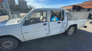 Karaman’da refüj son durak... Minibüsle çarpışan kamyonet kazayı ucuz atlattı!