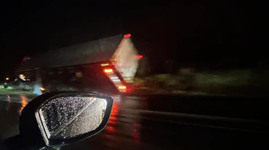 Direk yıkıldı, yollar karıştı: Denizli’de fırtına inşaatı yıktı, tır şarampole devrildi!