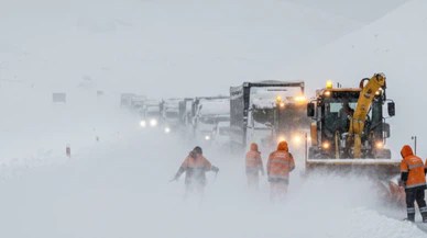 Yüksekova-Şemdinli yolunda kar esareti: Ulaşım tamamen durdu