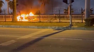 Alanya'da korku filmini aratmayan anlar: Bir anlık dikkatsizlik, alev alev bir araç!