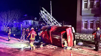 Amasya'da yol kenarı savaş alanına döndü! Elektrik direği ortadan ikiye ayrıldı...