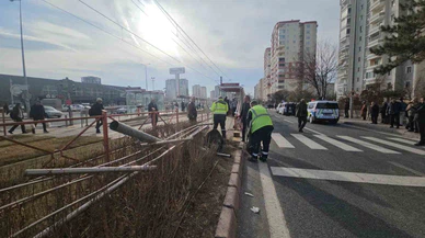 Kayseri'de tramvay bekleyenlere ölüm çarptı... Bir direksiyon kırıldı, 3 can yere savruldu!