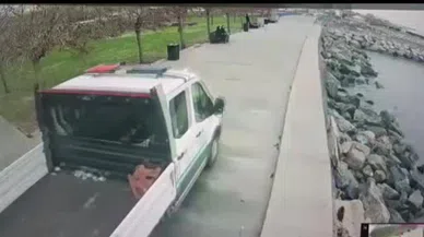 Bakırköy’de zabıta aracı denize çakıldı! Akılalmaz kazanın görüntüleri ortaya çıktı...