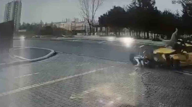 Başakşehir’de nefes kesen çarpışma... Motosikletlinin havada takla attığı anlar kameraya böyle yansıdı!