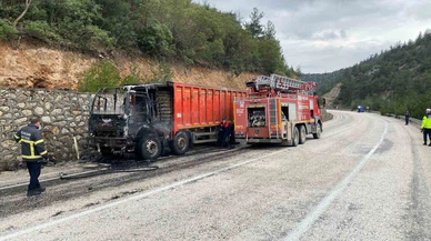 Demir değil barutmuş... Seyir halindeki kamyon cehennemin fragmanını yaşattı!