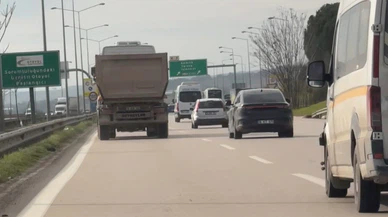 Bursa'da sol şeritte ölümüne yolculuk... Hafriyat kamyonundan taş yağmuru kameraya böyle yansıdı!