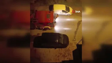 Başakşehir'de cinnet gecesi... Evini ateşe verdi, yetmedi yarı çıplak itfaiye aracına tırmandı!