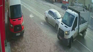 Önüne kırdı, facia kapıdaydı! Aksaray'da ölümle burun buruna getiren anlar kamerada...