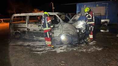 Balıkesir'de dakikalar içinde alev istilası... Minibüs demir yığınına, park yeri küle döndü!