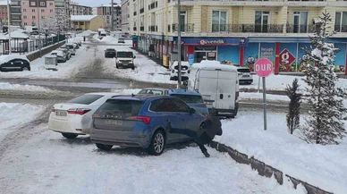 Erzurum’da buz kazandı: Zincirleme kaza yetmedi, sürücü de yola serildi!