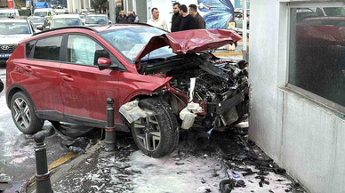 Kağıthane’de direksiyon kontrolden çıktı, kazanın şiddeti araçları parçaladı!