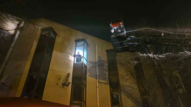 Kağıthane’de alevler arasında nefes savaşı... Merdiven giremedi, hayatlar camda asılı kaldı!