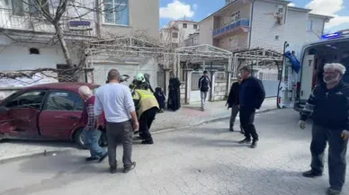 Karaman’da savrulan otomobil kaldırıma fırladı, park halindeki cip de nasibini aldı!