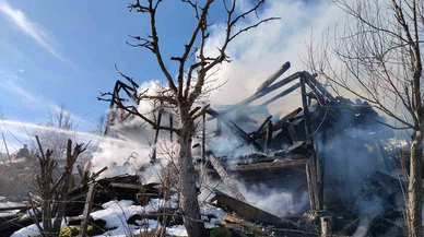 Kastamonu’da yürek yakan görüntü... Bir kıvılcım yetti, alevler geceyi yuttu!