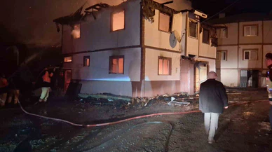 Elektrik kontağı değil, kader çarptı... Kastamonu’da 2 katlı ev küle döndü!