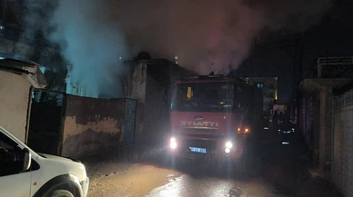 Hatay’da korku dolu dakikalar... Metruk bina yandı, mahalle ayakta kaldı!