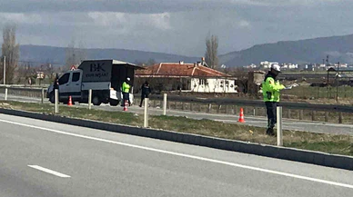 Konya'da demirle betonun çarpışması... Kontrolden çıktı, bariyerlere saplandı!