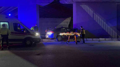 Beton kolonla ölümüne çarpışma... Saniyelik dikkatsizlik korku dolu anlar yaşattı!