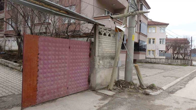 10 saniye ile hayattalar! Virajı alamadı, kapıyı kırdı, bahçeye daldı...