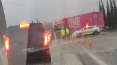 Denizli-Manisa hattında sabır testi... Yağmur freni patlattı, tır yolu kilitledi!