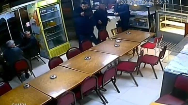 Müşteri olarak geldi, bıçağı çekti! Çay evindeki kanlı saldırı kameralara böyle yansıdı