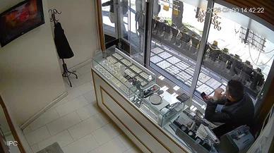 Kask, eldiven, silah… Kuyumcuda film gibi yağma girişimi kameraya böyle yansıdı!