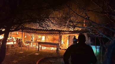 İtfaiye seferber oldu ama… Muğla’da ahşap evden geriye küller kaldı!