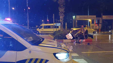 Adana’da yürek sızlatan kaza! Araç refüje uçtu, ağaca saplandı