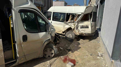 Park halindeki araca ok gibi saplandı! Hatay'da yürek hoplatan çarpışma anbean kamerada...