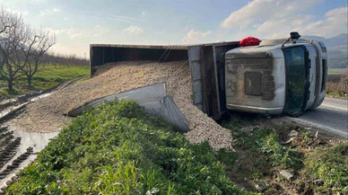 Bilecik’te yürek hoplatan kaza... Direksiyon kaydı, mısır yüklü TIR yan yattı!