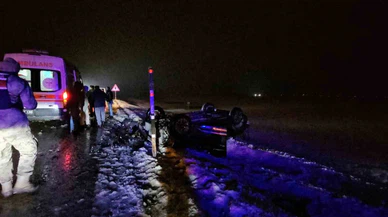 Muş-Erzurum yolunda karla karışık yağmur felaketi getirdi! Araç şarampole uçtu