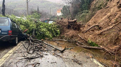 O otomobil tanınmaz halde... İzmir’de doğa uyardı, toprak yuttu!