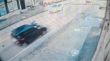 Şapka yola, can toprağa düştü! Kaputta metrelerce sürüklendiği anlar kamerada...