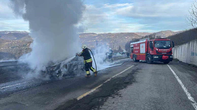 Ortalık bir anda cehenneme döndü: Otomobilden geriye hiçbir şey kalmadı!