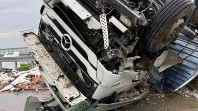 Denizli Otoyolu’nda Can Pazarı... Çarpışmanın Şiddeti Tırı Altüst Etti!